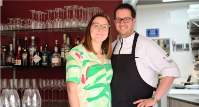 Youri und Anne empfangen Sie in ihrem Restaurant